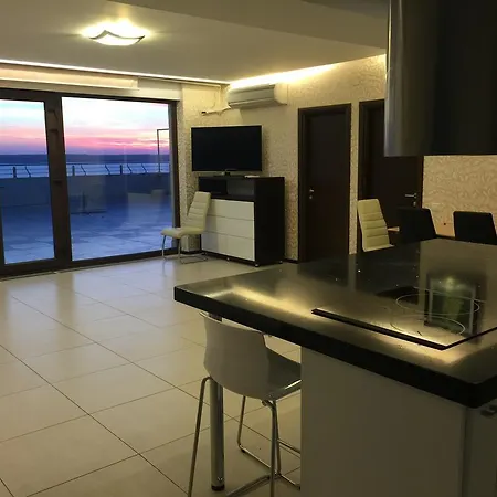 Penthouse Mamaia Apartment *